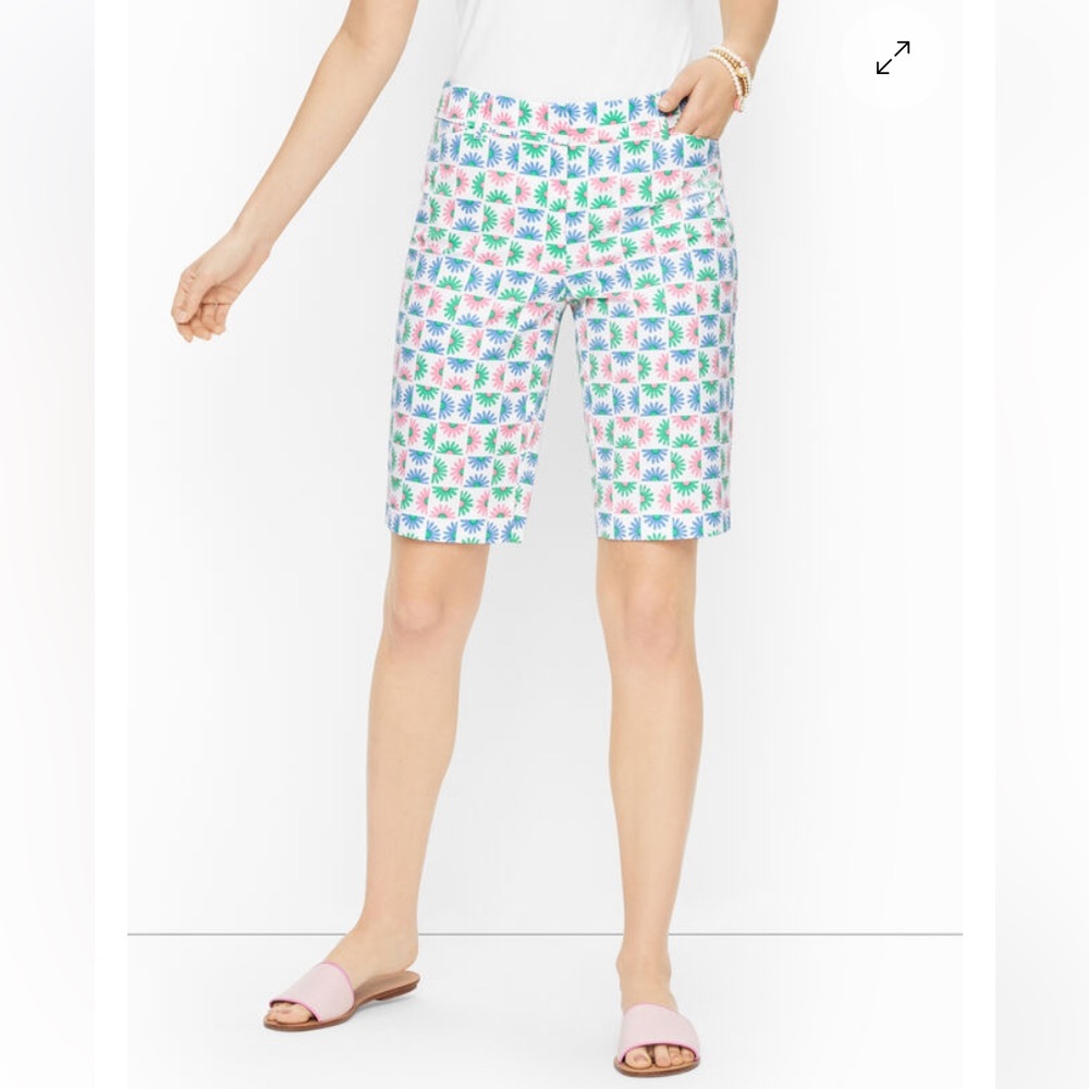 Talbots Perfect Shorts Bermuda in blocked daisy print